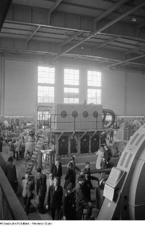 Energie- und Kraftmaschinen (im Vordergrund ein Drehstrom-Synchronmotor) auf der Leipziger Herbstmesse 1954