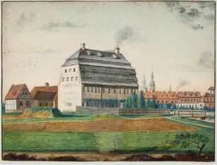 Die Papiermühle am Weißeritzmühlgraben in Dresden, Blick aus westlicher Richtung, im Hintergrund die Türme der Altstadt, rechts der Mühlgraben mit Steg