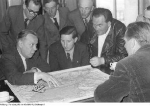 Dresden. Oberbürgermeister Walter Weidauer und sein Stellvertreter Paul Mender