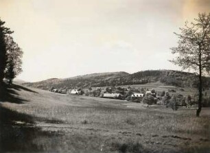 Schanzendorf, südlich Jonsdorf mit dem Plissenberg (Plešivec )