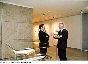 Prof. Jürgen Hering, Generaldirektor der SLUB, im Gespräch im Buchmuseum während der Eröffnung der Sonderausstellung "Die SLUB - Eine Bibliothek - Zwei Geschichten"