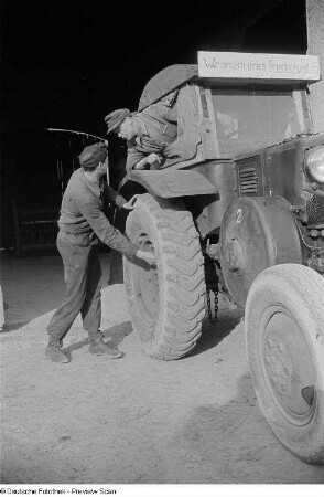 Traktoristen an einem Traktor
