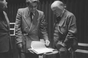 Aufnahmen der Proben zu "Don Giovanni" von Wolfgang Amadeus Mozart mit Dirigent Joseph Keilberth und Intendant Legal. Deutsche Staatsoper Berlin : Ernst Legal (rechts) und Joseph Keilberth (Mitte) im Gespräch