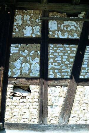 Fachwerk an einer Scheune, ausgefacht mit Porzellanformen in Lehm