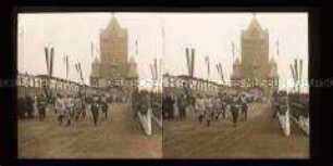 Kaiser Wilhelm II mit Gefolge am Brückenturm, Mainz
