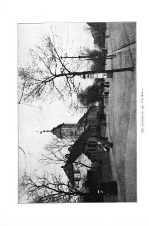 Alte Dorfkirche mit Pfarrhaus