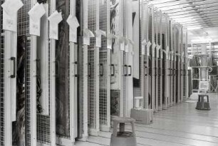 Aus dem Zyklus "Bilder ohne Museum" : Schiebewände im Gemäldedepot