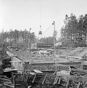 Grund- und Hauptschule: Waldstraße / Oetjendorfer Landstraße: Neubau: vorn Bretter und Baumaterial: dahinter Grundmauern des Gebäudes mit Gerüst: darauf Arbeiter: hinten weiteres Gebäude im Rohbau: dahinter Bäume