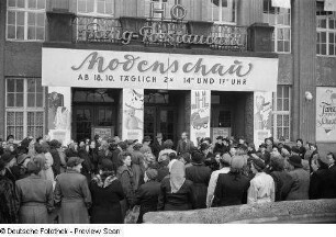 Besucher vor dem Ring-Messehaus
