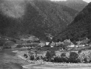 Dorf in den Südkarpaten : Blick auf die Häuser des Grenzdorfes Rau Vadului am Fluss Olt in den Südkarpaten.