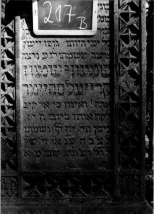 Grabstein 217 (Index: 100112175) Material: Sandstein Zustand: gut Maße HxBxT: 216x75x36 cm Beschreibung: Stele, profilierter Sockel, Abdeckplatte mit Rundbogenaufsatz mit Mittel- und Eckakroteren, rechteckiges Schriftfeld eingetieft Symbolik: zwei gekreuzte Schofarhörner, Blüten, Ranken, Diamantfries Besonderheit: kulturhistorisch wertvoll / hist.-wiss. Gründe: Grabstein 217B