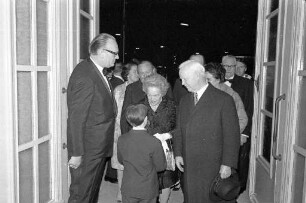 Besuch einer Festvorstellung des Badischen Staatstheaters durch Bundespräsident Heinrich Lübke am Eröffnungstag der Bundesgartenschau.