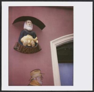 Wolfram Siebeck unter einer Skulptur in der Prager Altstadt