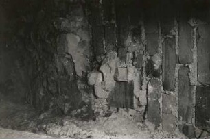 Wechselburg. Stiftskirche. Langhaus. Tür zur gotischen Orgelempore an der nördlichen Mittelschiffwand. Vermauerung nach dem nördlichen Seitenschiffdach hin