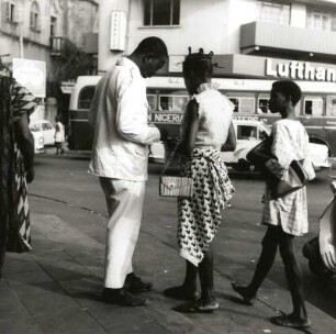 Lagos, Nigeria. Straßenszene im modernen Stadtteil mit Passanten nahe des Lufthansa-Büros