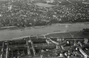 Dresden. Johannstadt, Elbe mit Wasserflugplatz und Neustadt mit Prießnitzmündung am Diakonissenhaus. Luftbild-Schrägaufnahme von Süden