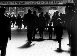 Hamburg. Hauptbahnhof. Ständig Bewegung. Menschen verlassen den Bahnhof Richtung Glockengiesserwall
