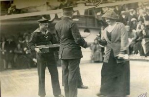 Weltreisen. Hochseepassagierdampfer Cleveland, Bordaufnahmen. Siegerehrung für das Eierlaufen während der Bordspiele an Deck der Cleveland