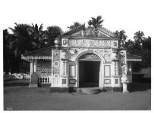 Mount Lavinia (Colombo-Mount Lavinia, heute Vorort Dehiwala-Mount Lavinia) auf Ceylon/Sri Lanka). Eingangsfassade eines buddhistischen Tempels
