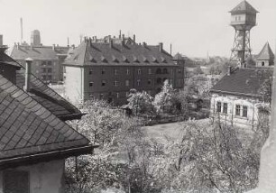 Leutzsch, Hans-Driesch-Straße : Leipzig-Leutzsch. Wohnblock (sogenannte "Finanzerhaus"), Hans-Driesch-Straße 45/51. Blick aus Obergeschoß der 57. Schule auf die Hofseite, rechts Wasserturm