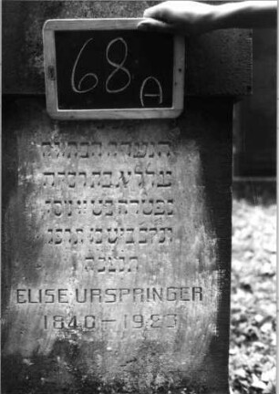 Grabstein 68 (Index: 100090762) Material: Kalkstein Zustand: leicht verwittert Maße HxBxT: 165x53x17 cm Beschreibung: Stele, getreppter Sockel, breiter, giebelartiger Abschluß Symbolik: Stern: Grabstein 68A