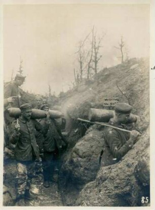 Foto eines Minentransports im Wald von Avocourt