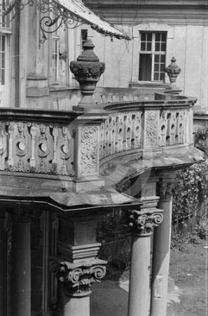 Balkongeländer mit Vasen am Schloss Gröditzberg