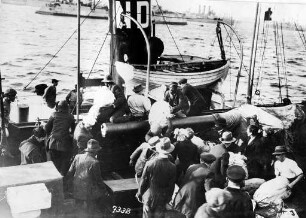 Erster Weltkrieg. Beladen eines Dampfschiffes