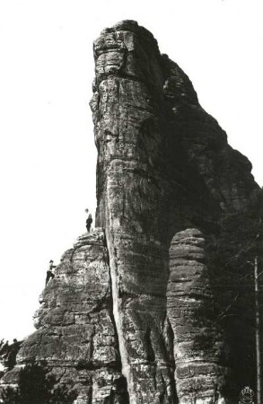 Sächsische Schweiz, Rathener Gebiet. Talwächter. Seilschaft Bruno Henning am Pfeilerweg (V). Blick von Nordost