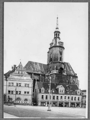 Vor der Wenzelkirche auf dem Markt in Naumburg