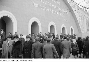 Messebetrieb vor dem Sowjetischen Pavillon