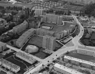 Luftaufnahme, Blick von Nord-Osten auf die Wohnbebauung an der Belßstraße. Berlin-Lankwitz, Belßstraße
