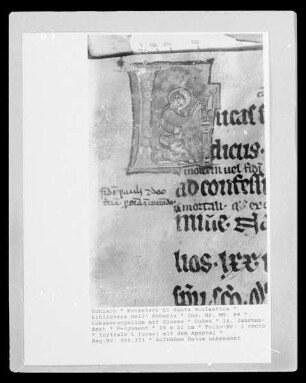 Lukasevangelium mit Glosse — Initiale L (ucas) mit dem Apostel, Folio 1 recto