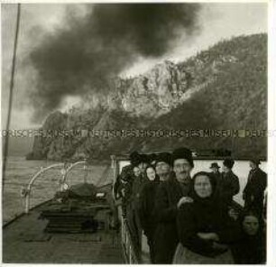 Umsiedler aus der Dobrudscha werden mit dem Schiff donauaufwärts gebracht