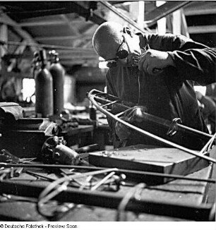 Rostock-Warnemünde. Ernst Heinkel Flugzeugwerke Warnemünde. Arbeiter beim Schweißen an einem Flugzeugteil