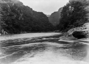 Durchbruch des Rio Pilcomayo : Blick auf die als Pirapó bezeichneten Wasserfälle des Rio Pilcomayo in der Sierra de Aguaragüe. Gleichzeitig der Durchbruch des Rio Pilcomayo durch die letzte Kordilleren-Randkette.