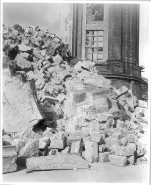 Dresden-Altstadt. Ruine der Frauenkirche. Trümmerschutt am Chor