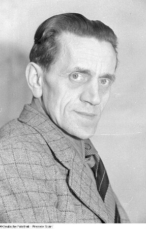 Porträtaufnahmen des Theaterregisseurs und Schauspielers Walter Schramm : Porträt Regisseur Walter Schramm