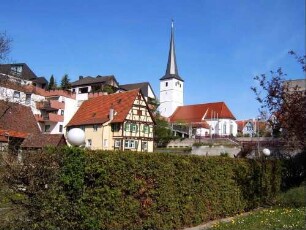 Ansicht von Südosten mit Kirche (im Kern Romanisch) in Lage zu ebener Erde am Rand des alten Ortskerns