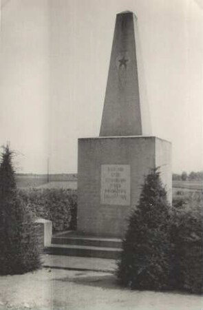 Denkmal für die Gefallenen der Roten Armee in Hoyerswerda : Pomnik za padłych wojakow Čerwjeneje armeje we Wojerecach