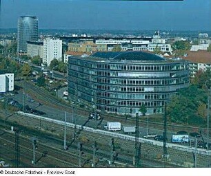Ammonhof : Ammonhof (1997; IOP (Ingenhoven, Overdiek und Partner)). Blick von der Dachterrasse des Studentenwohnheims, Budapester Straße 22, links das World Trade Center (WTC)