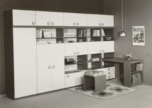 Anbauwand (Modell 5047/2) mit integriertem Schreibtisch