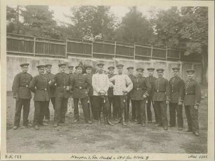 Feldwebel und Unteroffiziere (ca. sechzehn Personen) der 8. Kompanie zus. mit Hauptmann der Reserve Emil Heckel und Leutnant der Reserve Hirrle