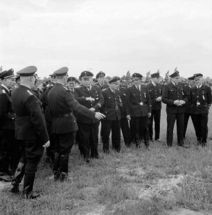 Hamberge: Amtsfeuerwehrfest des Amts Reinfeld-Land: Einweisung der Wehrführer durch Amtswehrführer Gustav Hafemann