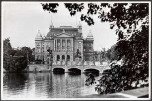 Schwerin. Blick auf die Schlossbrücke und das Mecklenburgische Staatstheater