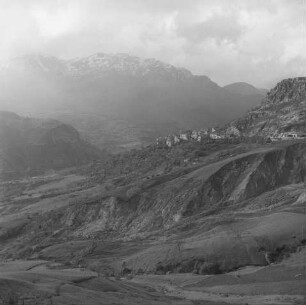 Sizilien, Madonie, Gebirgslandschaft mit Teilansicht eines Ortes