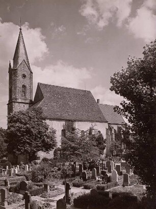 Dahlen, Ansicht der Stadtkirche von Südwesten mit Friedhof