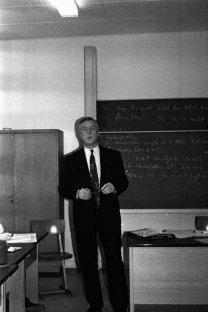 Stormarnschule: Hans-Georg Richter, Filialleiter der Kreissparkasse Stormarn in Ahrensburg, führt mit Schülern ein Planspiel durch