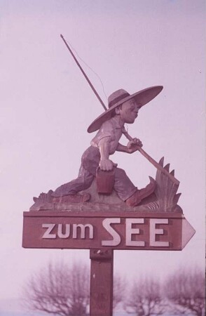 Geschnitzter Wegweiser "Zum See"