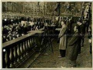 Adolf Hitler spricht auf einer Wahlkundgebung zur Reichspräsidentenwahl 1932